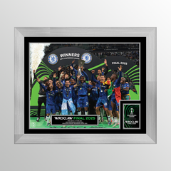AMBALLCOM UEFA Conference League 2025 Pin's officiel de collection « Wroclaw Final 2025 » avec trophée de l'UECL - Article pour fans de football - Idée cadeau - Métal sous blister, Small