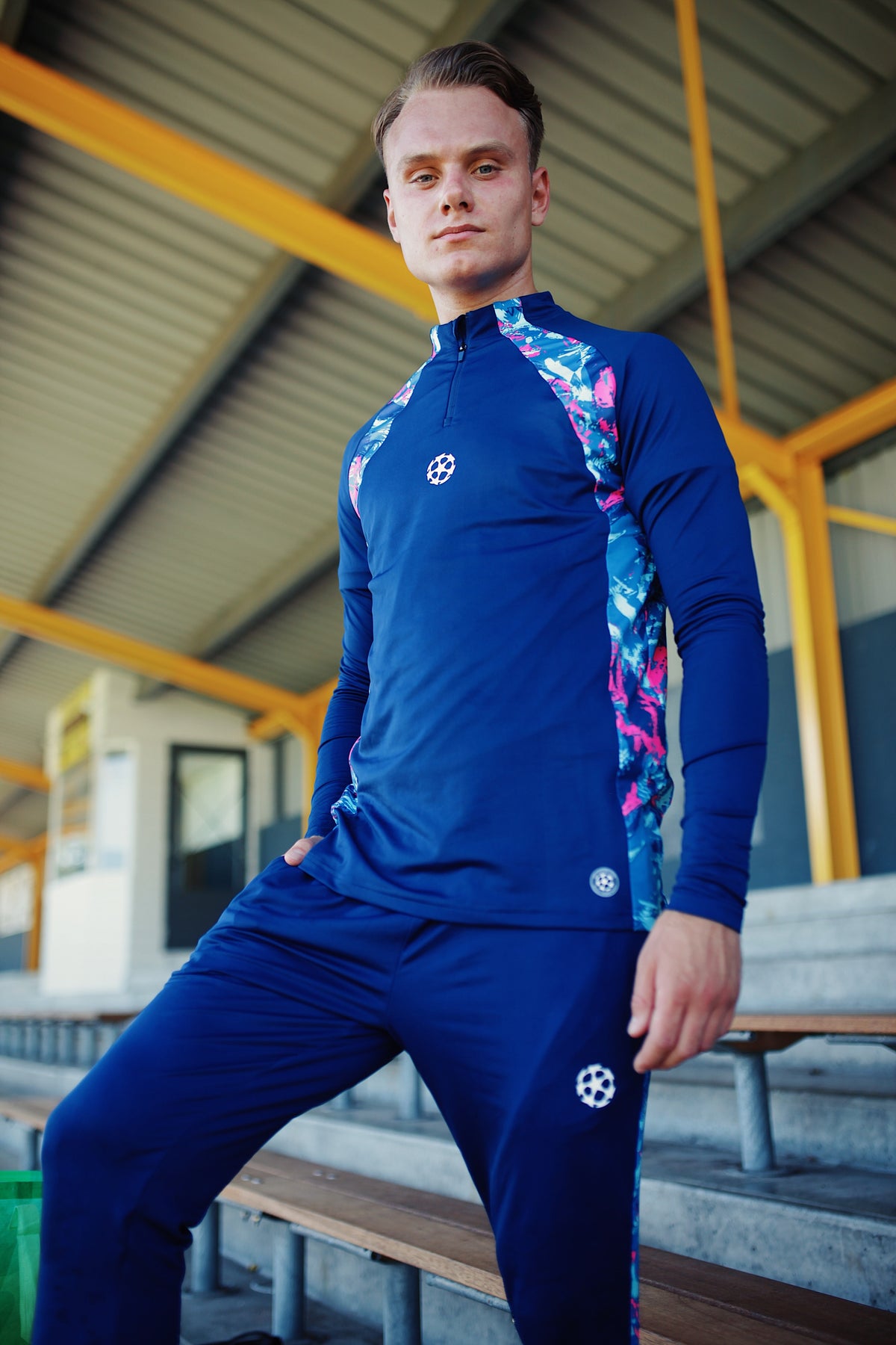 Blauer UEFA Champions League-Trainingsanzug