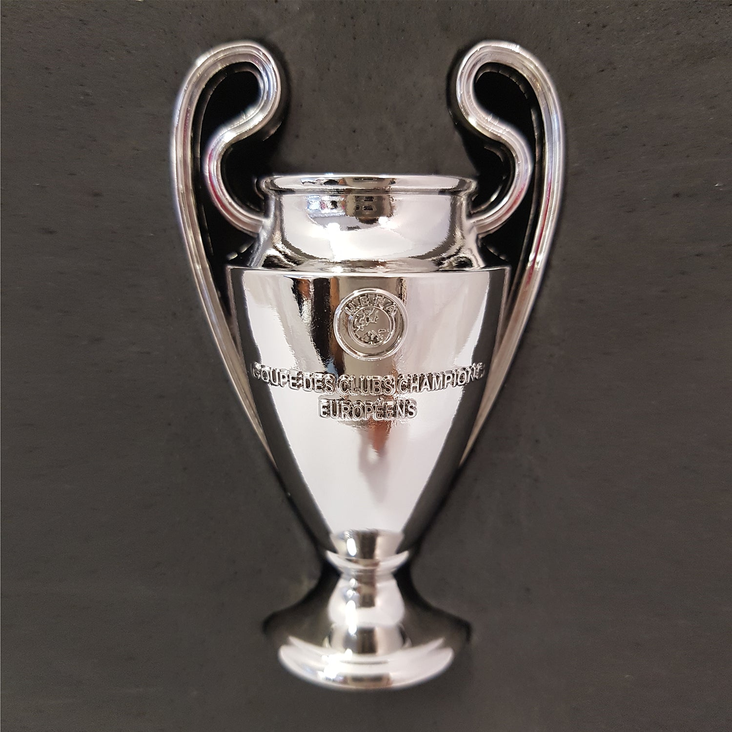 Molten prenta el balón oficial de la UEFA Europa League 2023/24 Molten prenta el balón oficial de la UEFA Europa League 2023/24